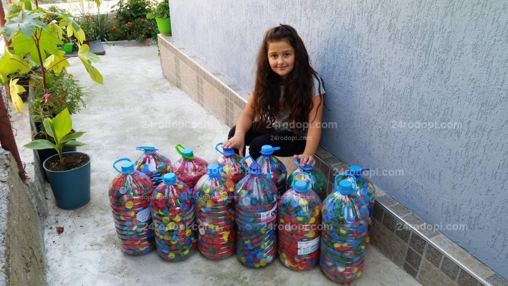 8-годишната Букет събра 12 туби с пластмасови капачки, за да помогне на Дом „Майка и дете“ (СНИМКИ)