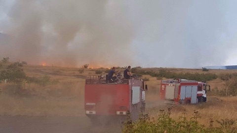 Ексклузивни СНИМКИ/ВИДЕО от сърцето на огнената стихия край Изворище, хеликоптерът на Бойко продължава да гаси