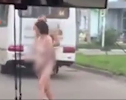 Чистак-бърсак гола рускиня се разходи по улицата (ВИДЕО 18+)
