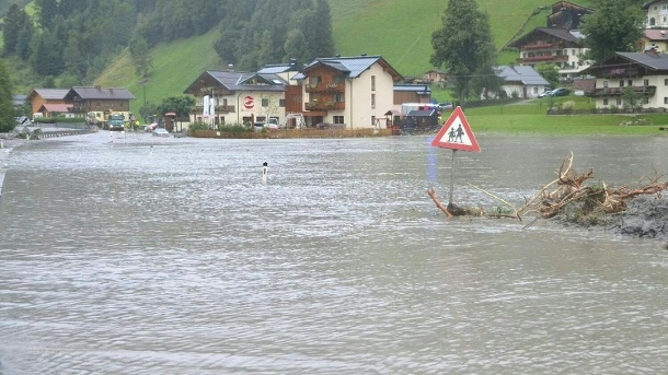 В Австрия е страшно! Обявено е извънредно положение заради бури и наводнения, има загинало дете и много ранени (СНИМКИ/ВИДЕО)
