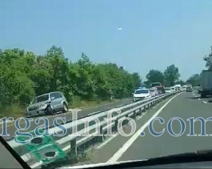 Верижна катастрофа затвори пътя Черноморец - Бургас, огромно задръстване в жегата, не минавайте там! (СНИМКА)