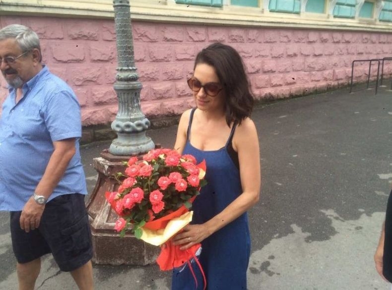 Мила Кунис се прибра у дома в Украйна и изуми всички с молбата си да си говорят на руски (СНИМКИ)