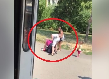 Първо в БЛИЦ! Безумна агресия на столична спирка: Баща смля баба от бой пред погледа на малката си щерка (ВИДЕО/СНИМКИ) 