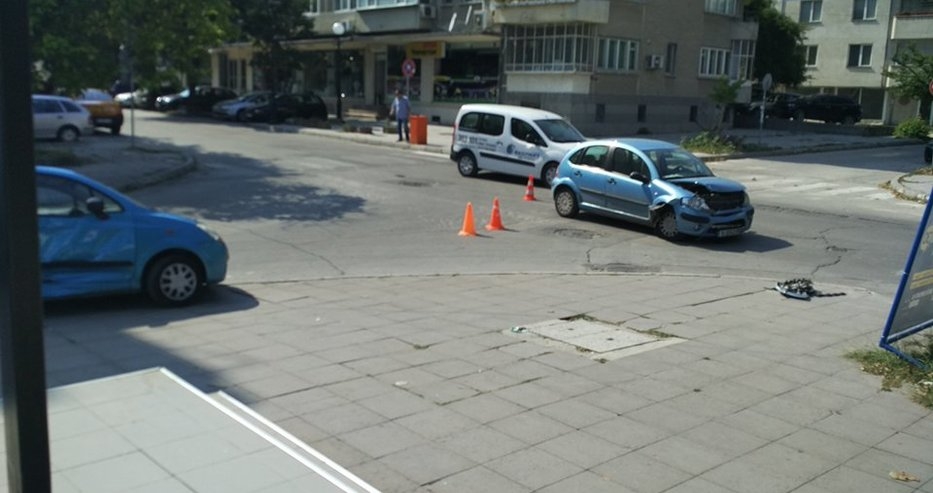 Две коли се помляха край Спортна зала във Варна, има пострадала жена (СНИМКИ)