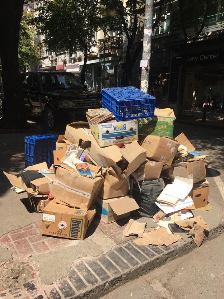 Столичанин изхвърли книгите си на улицата и ... (СНИМКА)