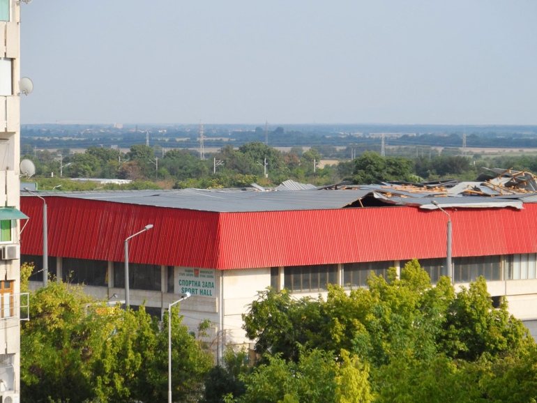 Мощен ураган отнесе покрива на спортната зала в Стара Загора
