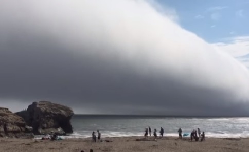 Краят на света: Гигантски облак се появи от нищото и скри небето над Калифорния, хората панически бягат от плажа (ВИДЕО)