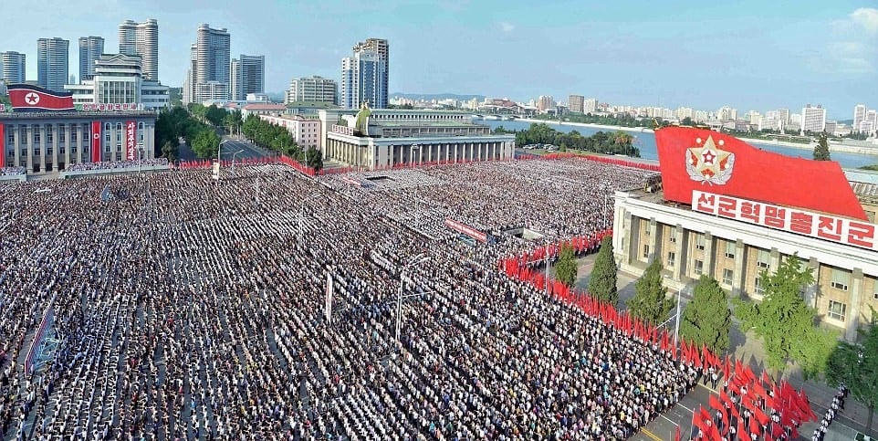 Юмруците на яростта! Десетки хиляди показаха лоялността си към Ким Чен Ун на митинг против заплахите от САЩ (СНИМКИ/ВИДЕО)