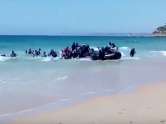 Тълпа чернокожи мигранти щурмува плаж в Южна Испания (ВИДЕО)