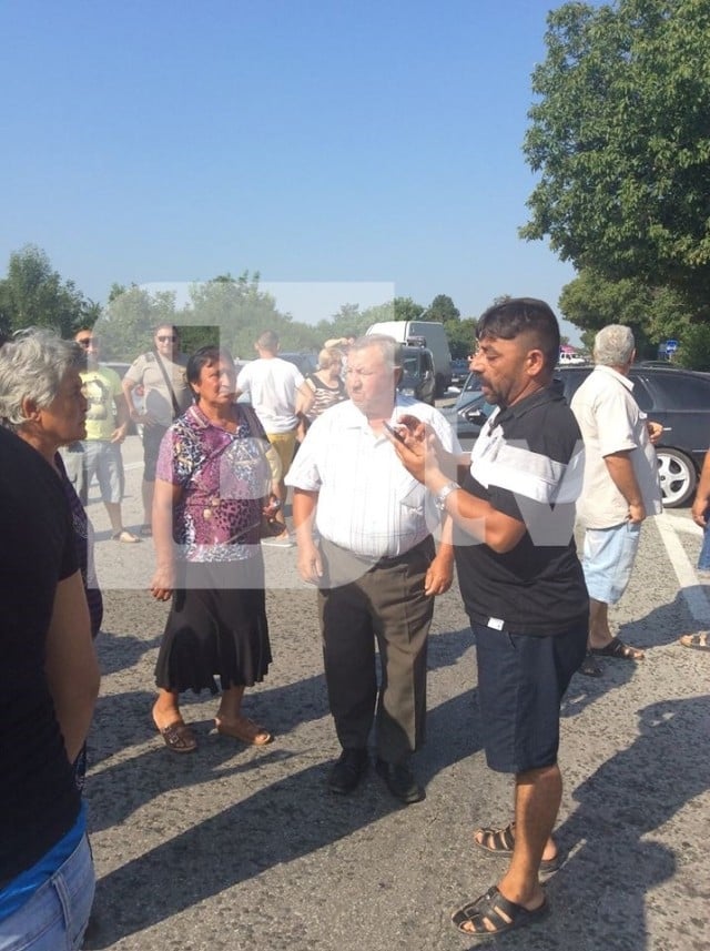 Напрежение! Охранители пребиха жестоко крадец в царевичака, тумба негови роднини блокира пътя Плевен-Русе, полиция се намеси (СНИМКИ)