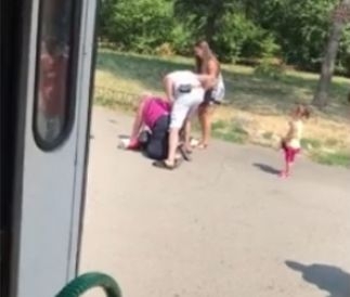 Закопчаха агресивния баща, който смля от бой възрастна жена на спирка в „Люлин”