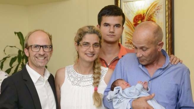 Бебе Николай, което се роди на борда на полет LH543, кацна в България (СНИМКА)