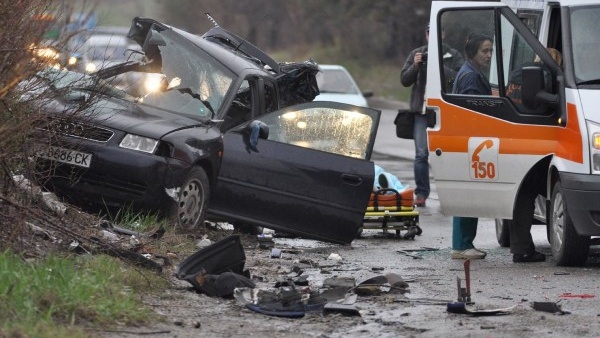 Край Пловдив: Шофьор без книжка се натресе в пътен знак, рейс и рено се сблъскаха