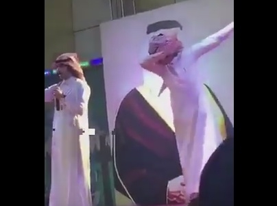 Певец ще изяде  100 тояги на голо заради жеста даб на сцена в Саудитска Арабия (ВИДЕО)