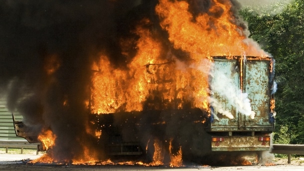 Зверски тапи на пътя Карлово-Пловдив заради горящ камион