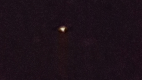 Жена от Момчилград засне странен светещ обект в небето (СНИМКА)