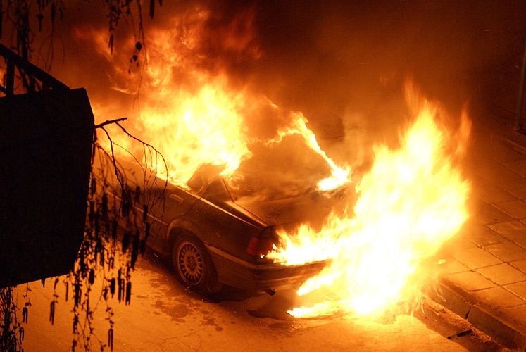 Огнен ад в Пловдив: Кола изгоря до основи след удар в камион