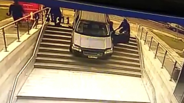 Това го могат само жените! Шофьорка обърка стълбище с входа на паркинг (ВИДЕО)