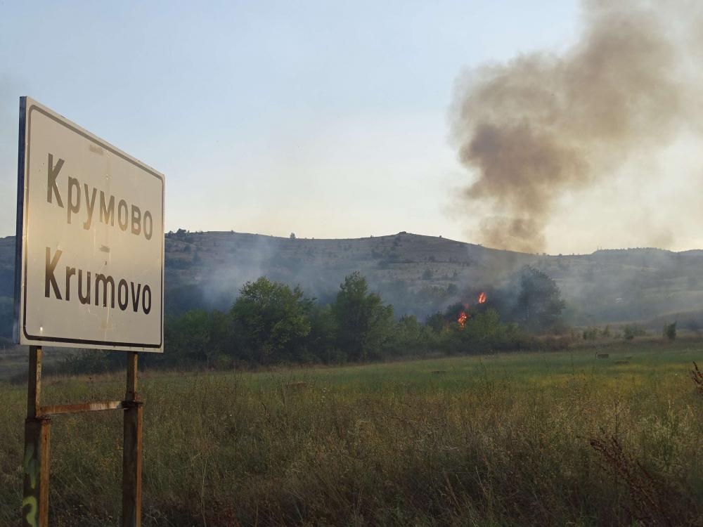 Трагедия край Кюстендил! Жена припадна от страх, че пожар край кочериновско село ще изпепели дома й (СНИМКИ)