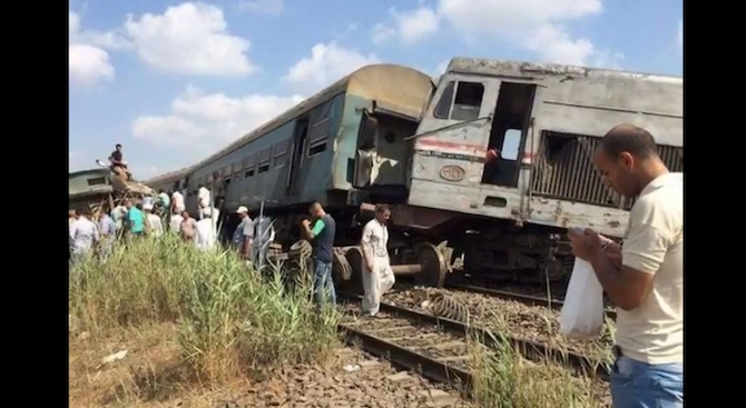 Египет наказа медиците, които са си правили „селфи“ пред катастрофиралите влакове