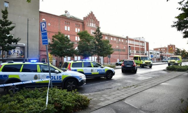 Кошмар в Швеция! Въоръжен откри стрелба в синдикален дом, мястото почерня от полиция (СНИМКИ)