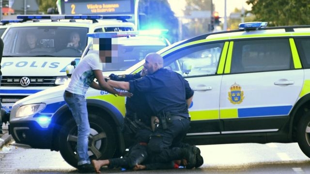Кошмар в Швеция! Въоръжен откри стрелба в синдикален дом, мястото почерня от полиция (СНИМКИ)
