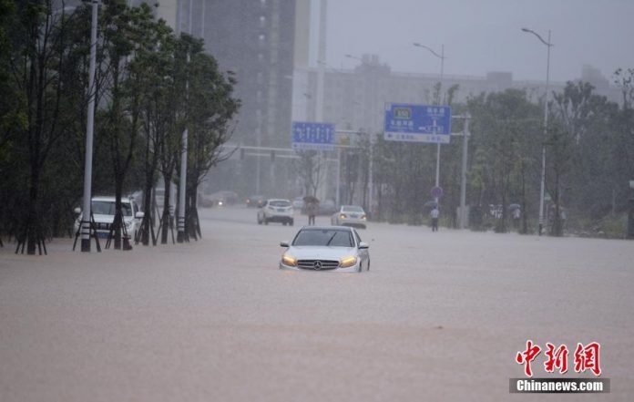 Евакуираха над 50 000 души заради проливните дъждове в Китай
