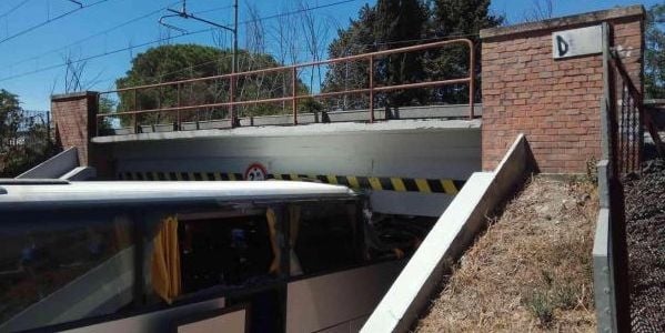 Автобус с туристи се удари в мост в Рим, има пострадали (СНИМКА)