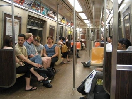 Двойка се посвети без свян на страстен секс в метрото пред десетки шокирани очевидци (ВИДЕО 18+)