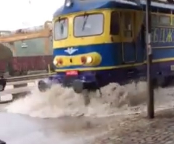 Уникално ВИДЕО: За първи път в България влак пристигна като кораб на гарата в Дупница!
