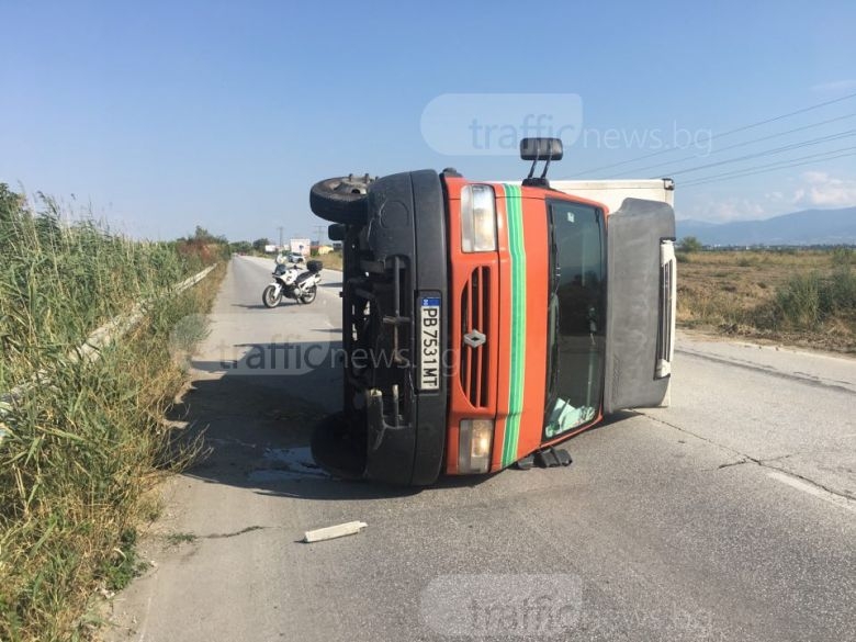 Камион се катурна на на изхода на Пловдив (СНИМКИ)