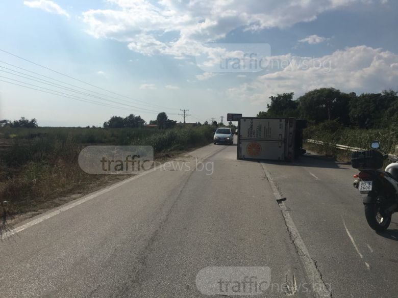Камион се катурна на на изхода на Пловдив (СНИМКИ)