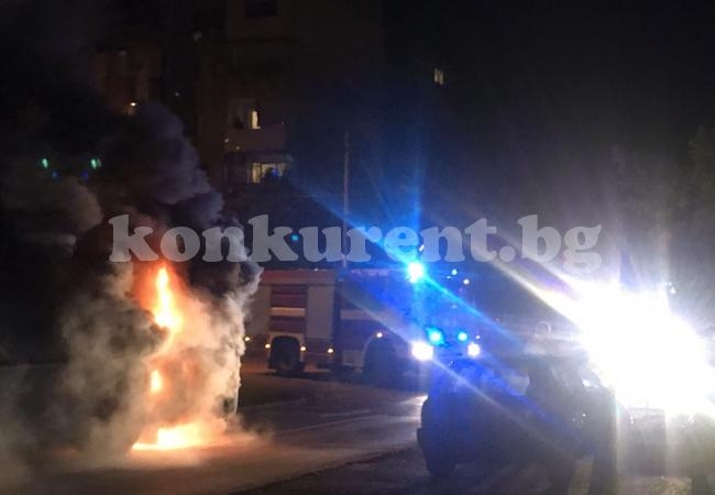 Автобус горя като факла във Враца (СНИМКИ)