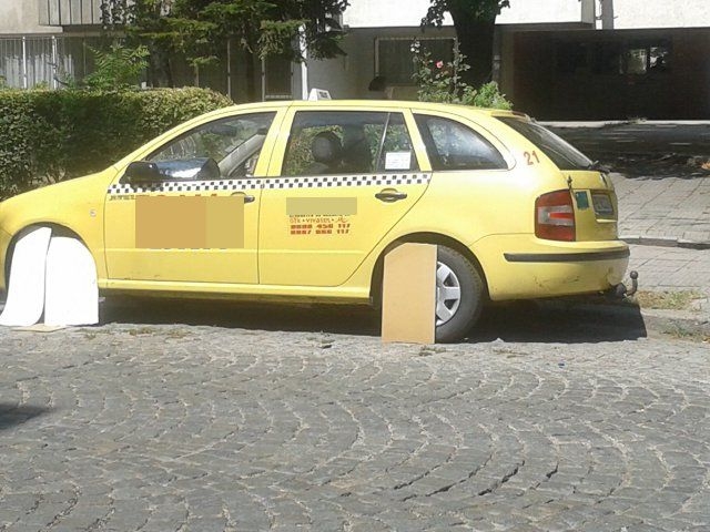 Пловдивски таксиджия изуми всички, "облицова" гумите си с ... (СНИМКИ)