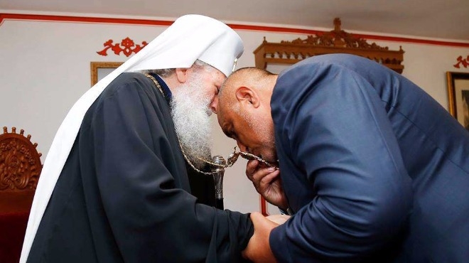 Вижте как Бойко Борисов целува кръста на патриарха в Троянския манастир (СНИМКИ)
