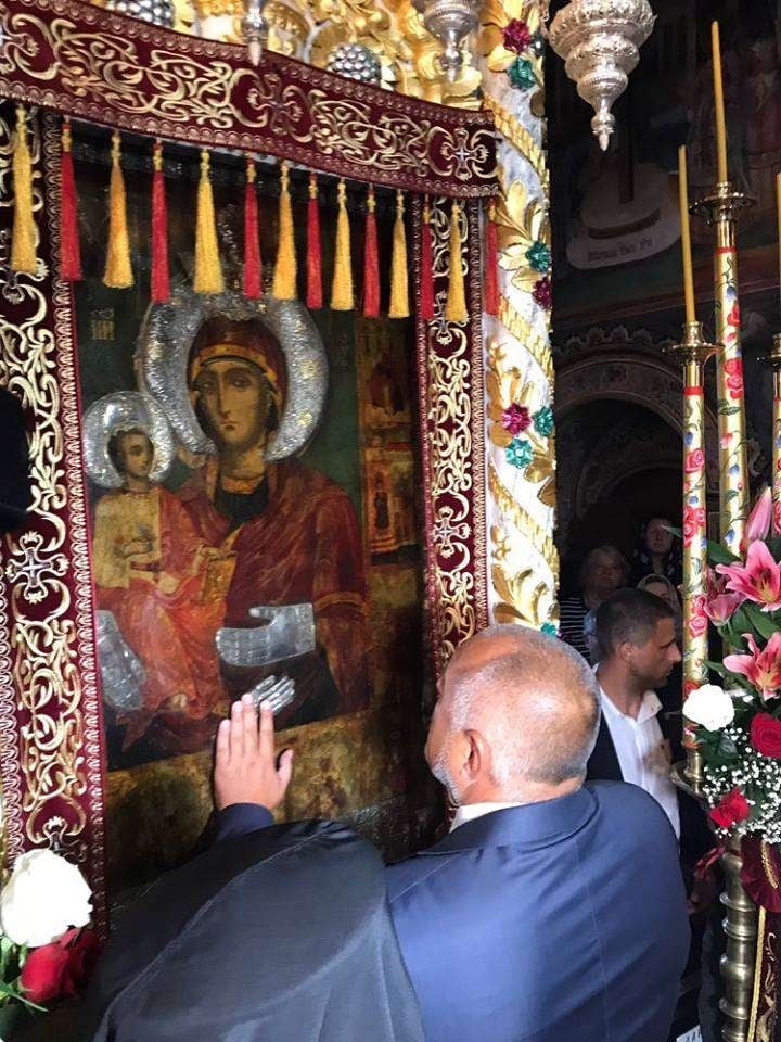 Вижте как Бойко Борисов целува кръста на патриарха в Троянския манастир (СНИМКИ)