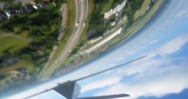 Уникално ВИДЕО! Телефон падна от самолет на височина от 300 метра, вижте какво записа  