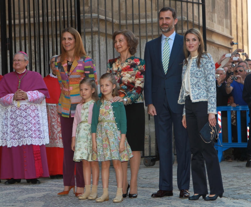 СНИМКИ на кралското семейство на Испания предизвикаха страшен скандал