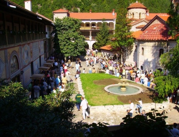 Десетки хиляди отидоха в Бачковския манастир, за да чуе Божията майка молитвите им 