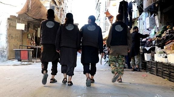 Извергите от "Ислямска държава" публикуваха нови ужасяващи СНИМКИ 18+ от екзекуции и жестоки средновековни наказания
