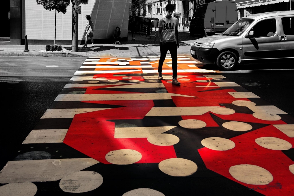Мрежата бушува: Нашарените авангардно пешеходни пътеки в столицата правят убийците на пътя безнаказани (СНИМКИ)