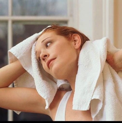 Това е най-голямата грешка, която правят жените след баня и увреждат безобразно косата си