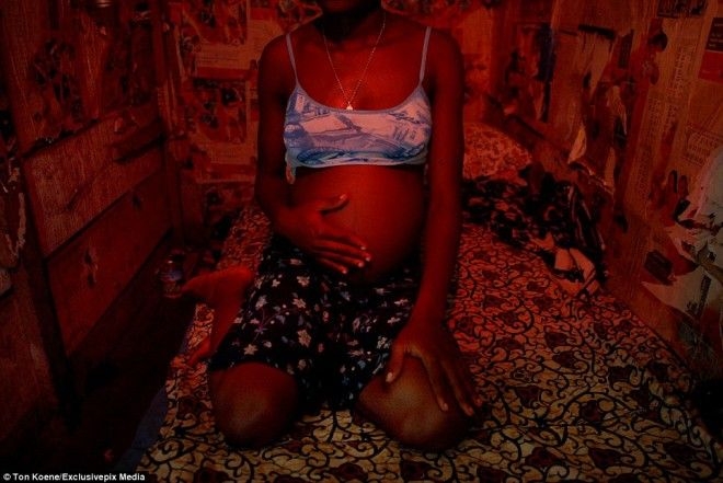 Откровен до болка репортаж за проститутките в страната, в която СПИН е отнел над 10 милиона живота (СНИМКИ 18+)