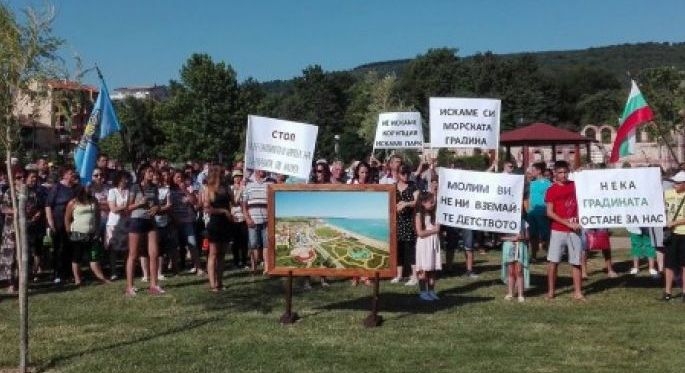 В Обзор излязоха на протест срещу застрояването на Морската градина с гайди и черешово топче