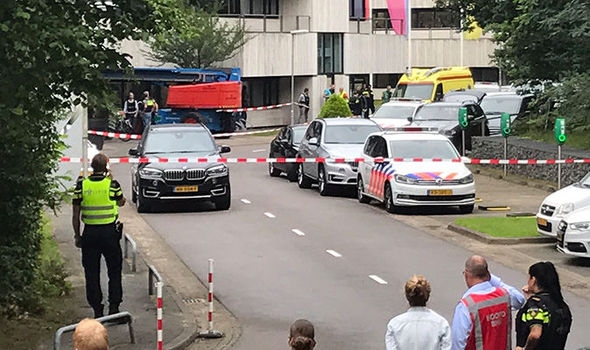 Паника в Холандия! Нападател с нож взе заложник в радиостанция (ВИДЕО)