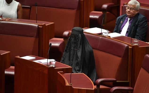 Депутатка шокира всички в парламента в Австралия, дойде на заседание с бурка (СНИМКИ/ВИДЕО)