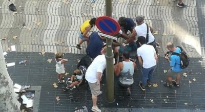 Извънредно в БЛИЦ! Кошмар в сърцето на Барселона! Миниван се вряза в пешеходци, има жертви, ехти стрелба! (СНИМКИ/ВИДЕО)