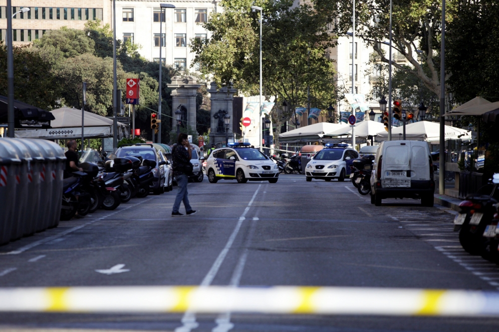 Нов кошмар в Барселона! Две коли се врязаха в полицаи