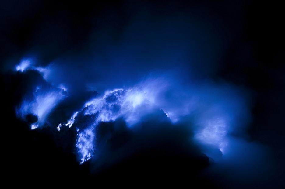 Уникално! Иджен - индонезийският вулкан, който бълва синя лава (СНИМКИ)