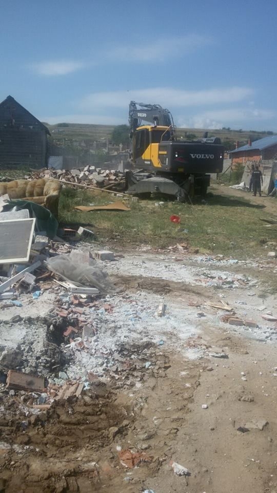 Ромите в Асеновград реват, отново събарят къщите им (СНИМКИ)